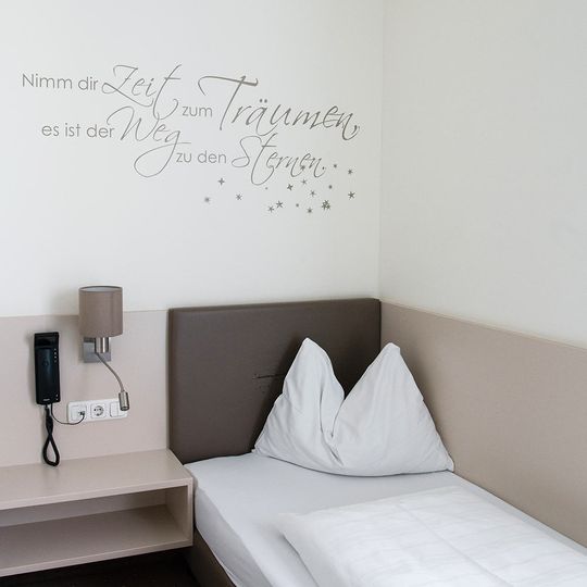 Großes Einzelzimmer im Hotel Lokomotive in Linz.